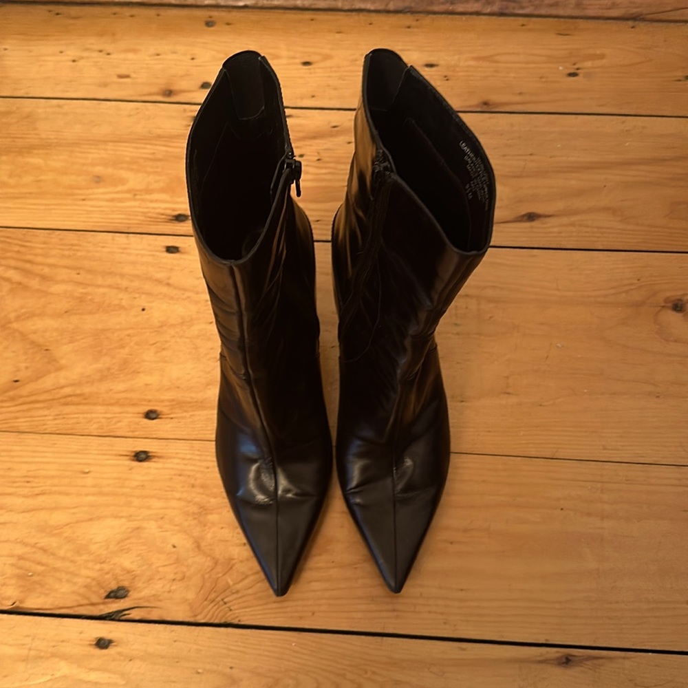Black Nine-West heeled boots